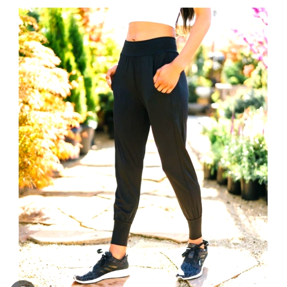 Zyia joggers in a bottle 2 medium NWOT